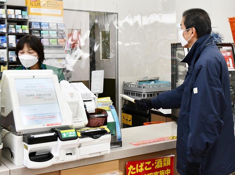 現金を要求する犯人役に対応する店員（左）＝香取市の「セブン－イレブン香取市佐原駅前店」
