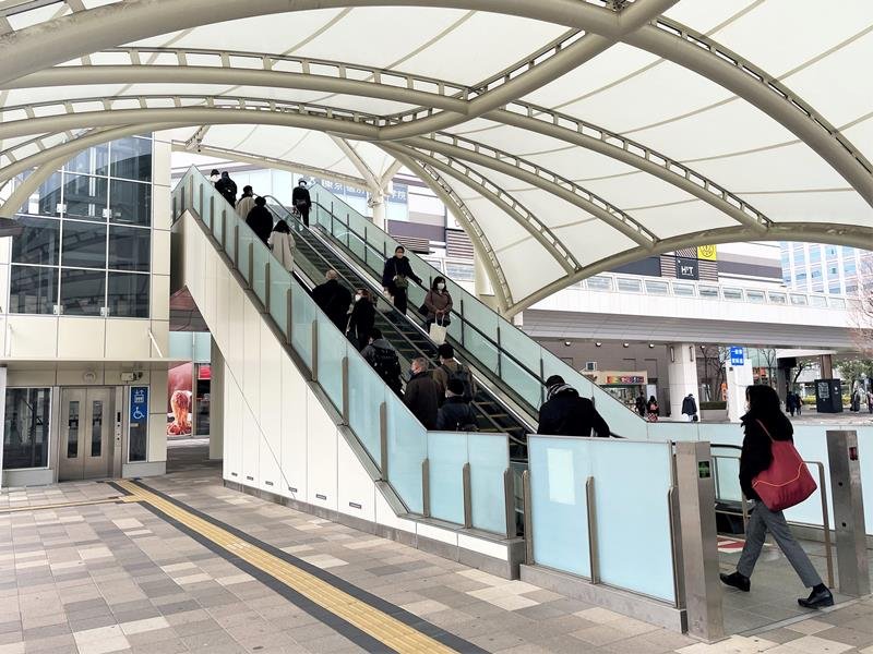 幕張メッセでの競技開催に向け、ＪＲ海浜幕張駅前に整備されたエレベーターとエスカレーター＝千葉市美浜区
