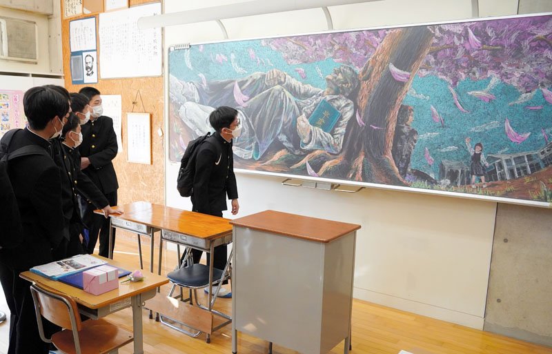卒業式の朝に３年生を出迎えた黒板アート＝１０日、御宿中