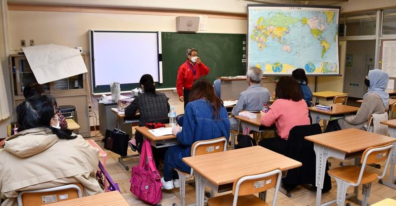 市立第一中学校みらい分校の授業の様子。１０～７０代の２５人が学んでいる＝松戸市
