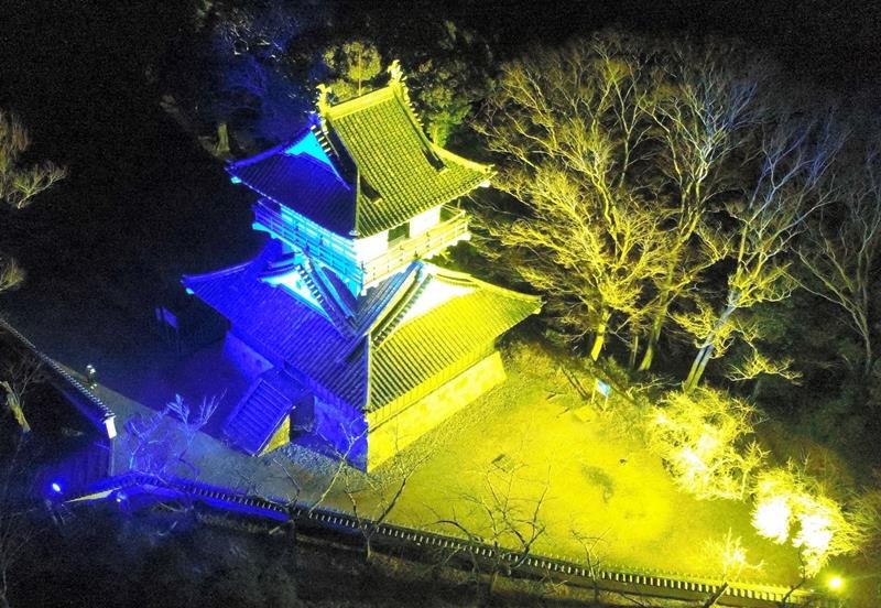ウクライナ国旗の青と黄にテスト点灯された久留里城（君津市提供、ドローンで撮影）
