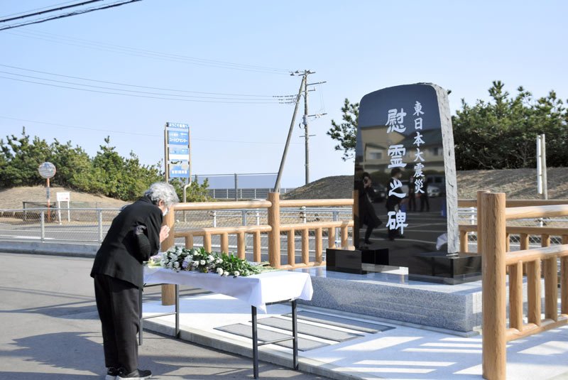 慰霊碑前で手を合わせる市民＝１１日、旭市横根