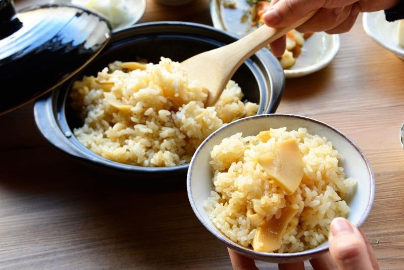 「筍まぜごはんの素」の使用イメージ（石井食品提供）
