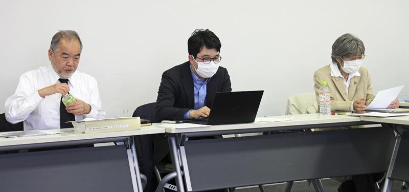 集会で今後の裁判について説明する原発避難者千葉訴訟の弁護団＝１５日午後、千葉市(共同)
