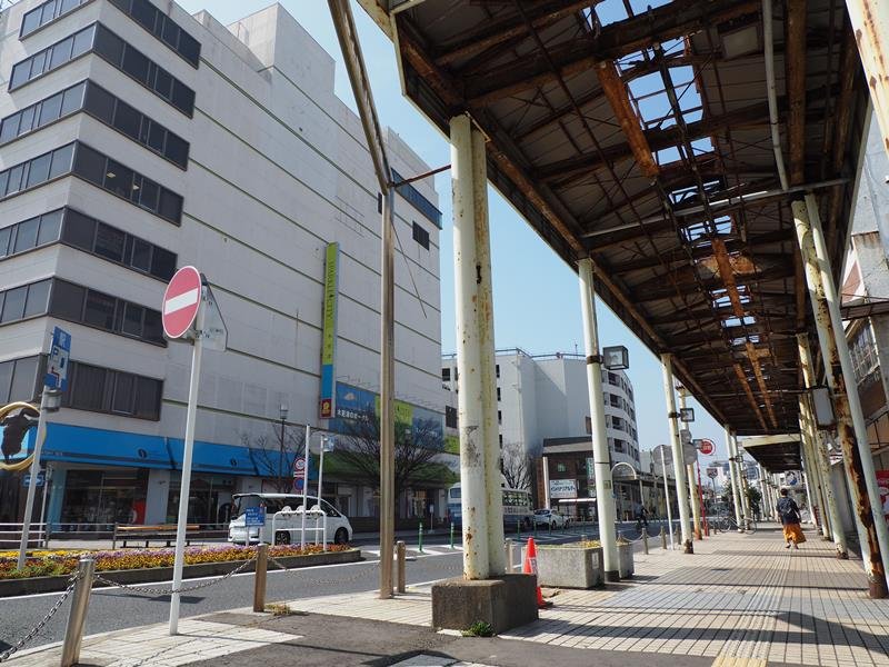 昼でも人影がまばらな商店街。古びたアーケードは撤去の計画が進む＝木更津市
