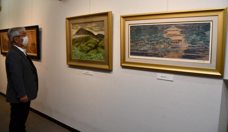 後藤純男の作品など未公開の作品が並ぶ会場＝野田市
