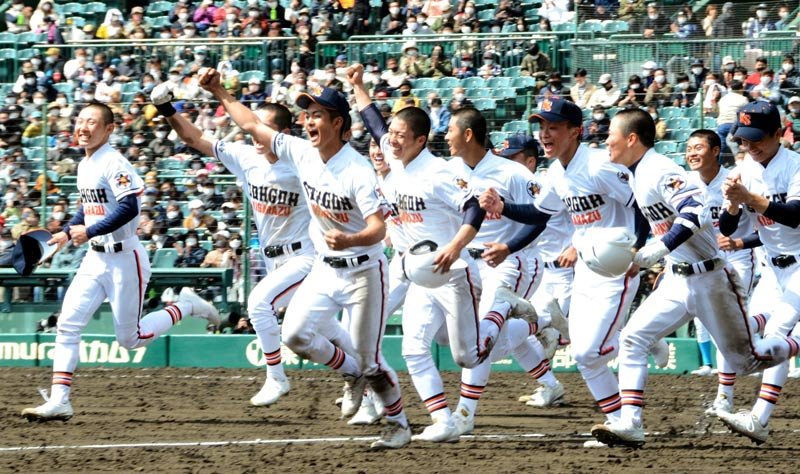 山梨学院―木更津総合　延長十三回タイブレークの末に２―１でサヨナラ勝ちし喜ぶ木更津総合ナイン＝２１日、兵庫県西宮市の甲子園球場