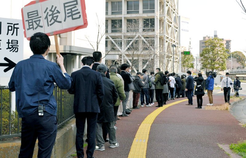 【八街児童死傷事故きょう判決】千葉地裁の前には傍聴券を求める人が長い列を作った＝２５日午前１０時半ごろ、千葉市中央区