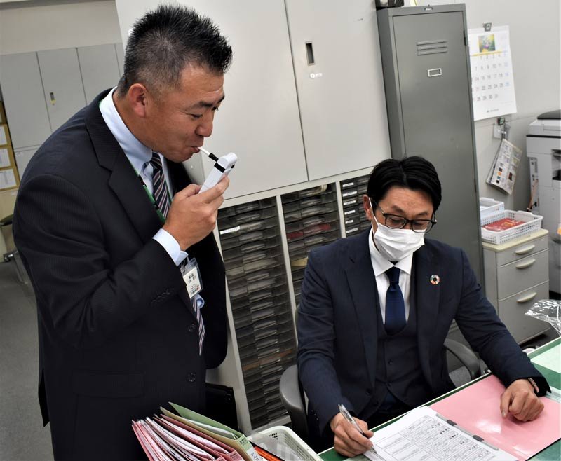 帰社時のアルコール検査を行う千葉信用金庫の職員。係長以上が立ち会い、結果を記録する＝２５日、千葉市中央区