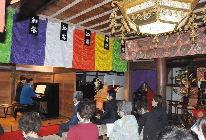 光福禅寺の本堂で開かれたピアノコンサート＝２６日、市原市
