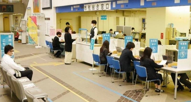 市税関係３課の窓口業務を集約した「市税総合窓口」＝市原市役所第２庁舎１階

