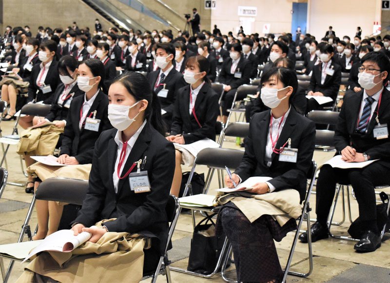 ３年ぶりの現地開催で全国８会場と中継したイオングループの入社式＝１日午後、千葉市美浜区の幕張メッセ