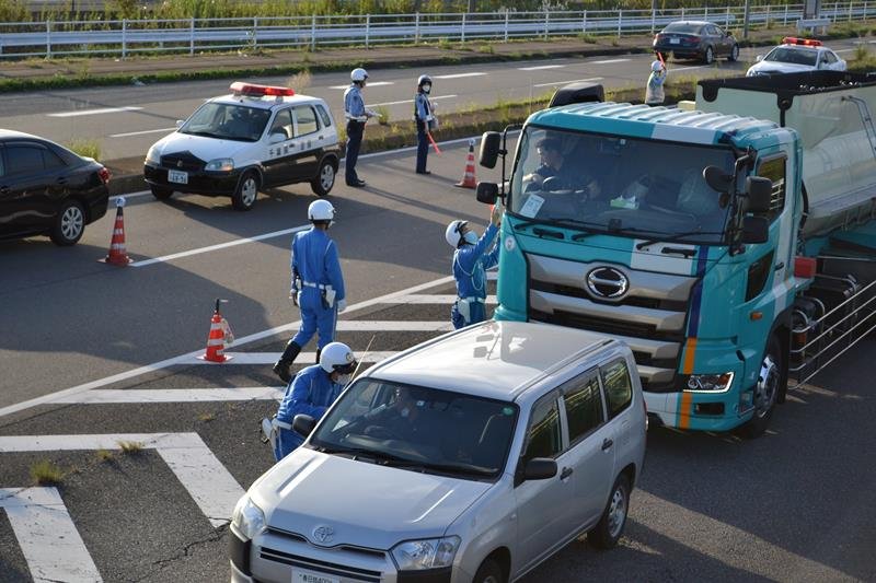 国道２９７号の市原インターチェンジ入り口付近で飲酒検問を実施する県警＝昨年９月２１日午後４時４５分ごろ、市原市
