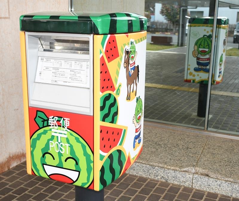 ポストに「とみちゃん」　市制２０周年でラッピング　富里