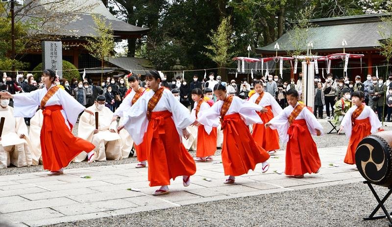 五穀豊穣を願う耕田式で行われた地元小中学生による田舞＝３日、香取市
