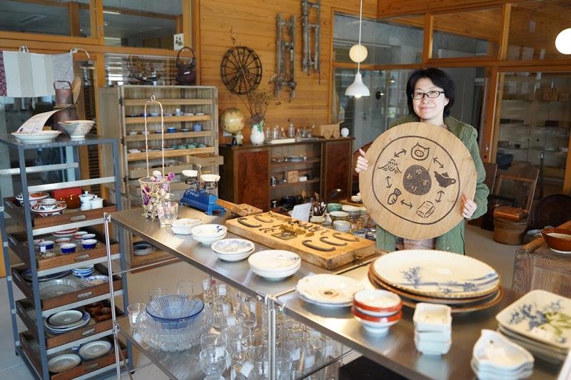職員室を改装した古物販売スペースを手がける芦田さん＝大多喜町の旧老川小
