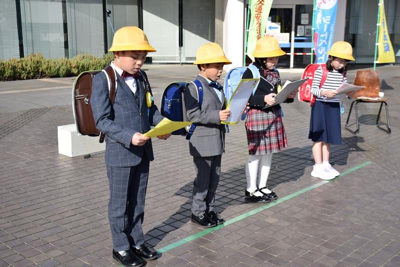 ランドセル姿で交通安全宣誓を読み上げる新１年生＝銚子市