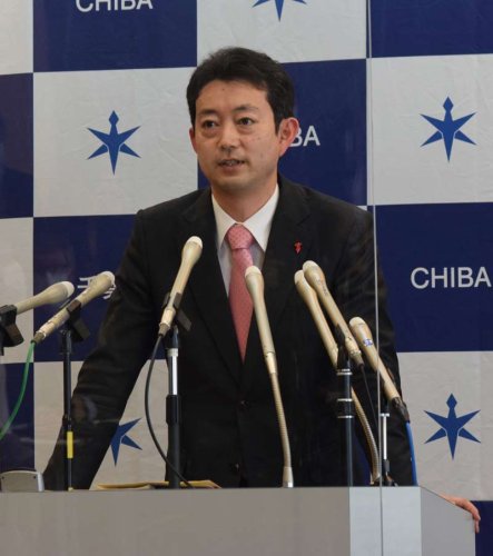 記者会見で新型コロナ感染対策の規制見直しなどに言及した千葉県の熊谷知事＝７日、県庁