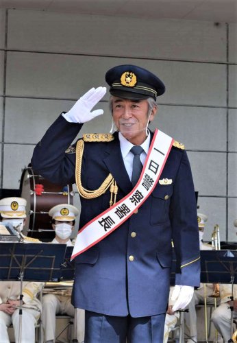 千葉中央署の１日署長を務めた俳優の寺島進さん。八街市の児童死傷事故について「あってはならないこと。子どもは希望の光」と述べ、飲酒運転の撲滅を訴えた＝９日、千葉市中央区