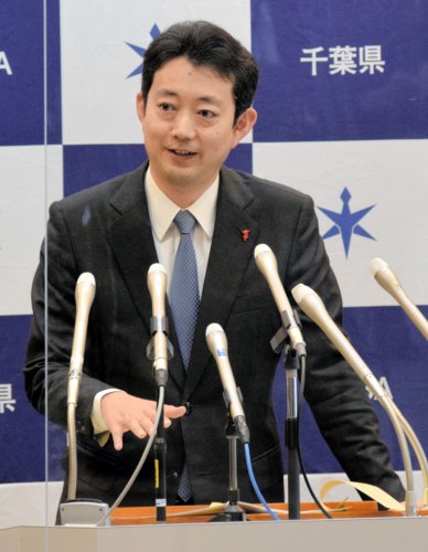 定例記者会見で、完全試合を達成した千葉ロッテ・佐々木朗希投手の偉業をたたえる熊谷知事＝１４日、千葉県庁
