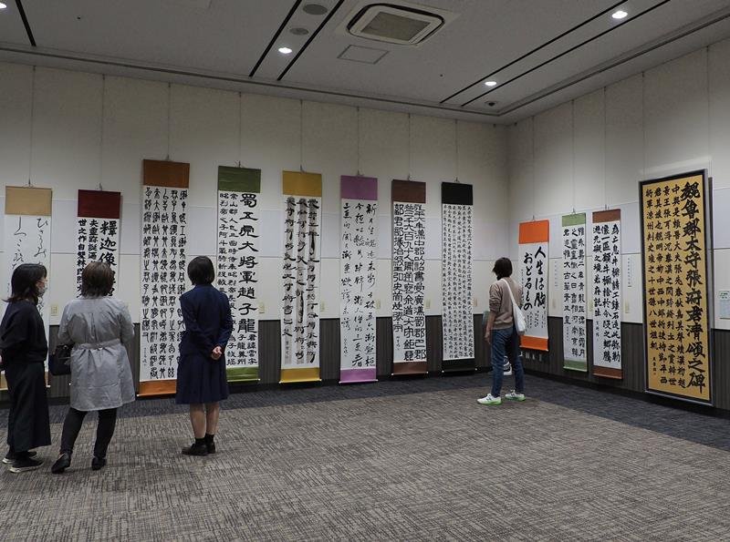 君津・木更津地区１０高校の書道部の作品が並ぶ会場＝１６日、木更津市
