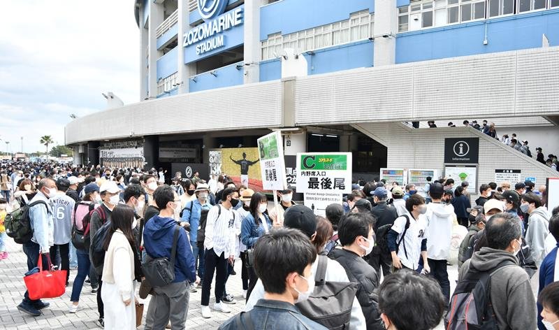 千葉ロッテ・佐々木朗希投手の完全試合達成後初登板となる試合で長蛇の列をつくるファンら＝１７日午後１時半ごろ、千葉市美浜区のＺＯＺＯマリンスタジアム
