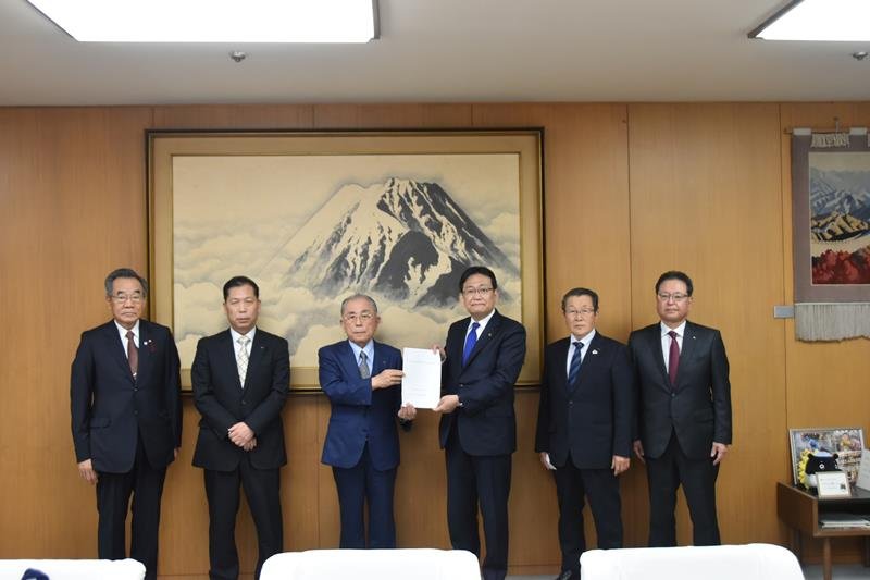 要望書を持つ神谷市長（右から３人目）と林組合長（同４人目）＝千葉市役所