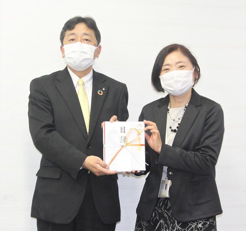 目録を受け取る県の高梨部長（右）と京葉銀の國井執行役員＝２１日、県庁
