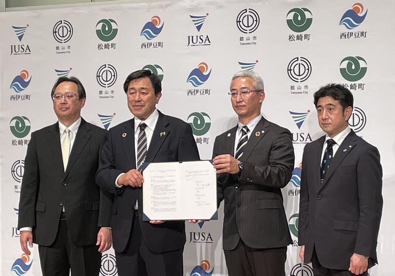 協定を結んだ（左から）ＪＵＳＡの近藤邦昭会長、金丸市長、松崎町の深沢準弥町長、西伊豆町の星野浄晋町長（館山市提供）
