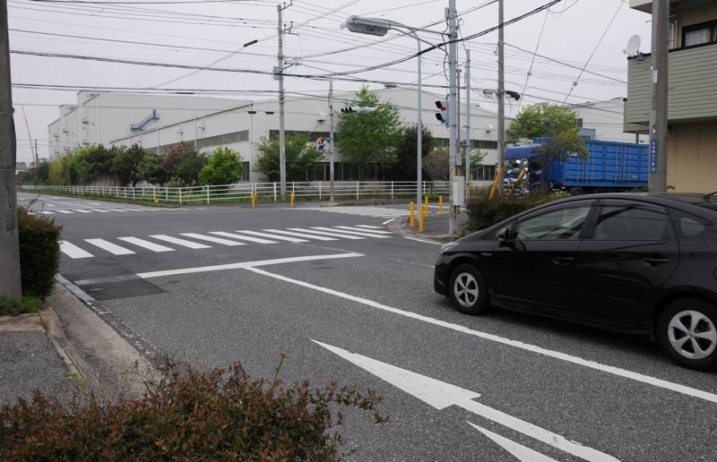 男性が倒れていた十字路交差点付近の道路＝２３日午前８時３５分ごろ、市原市