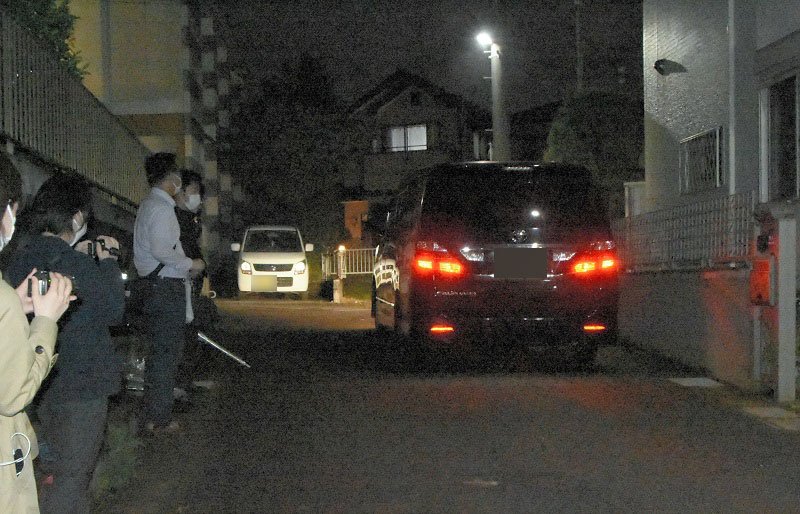 橳島さんの両親とみられる男女を乗せ発進した乗用車＝２６日午後７時半ごろ、松戸市（一部加工しています）