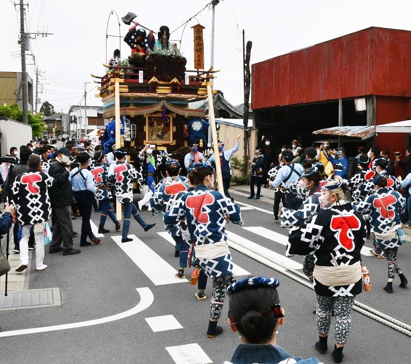 ３年ぶりに山車の引き回しが行われ、手踊りを披露する参加者ら＝２９日、香取市
