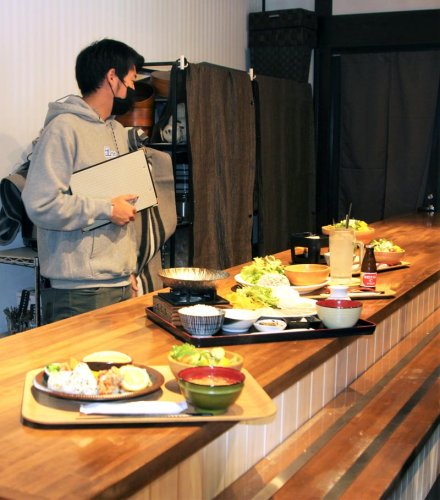 地元産の食材を使った料理を提供する「ザファーム食堂」＝香取市