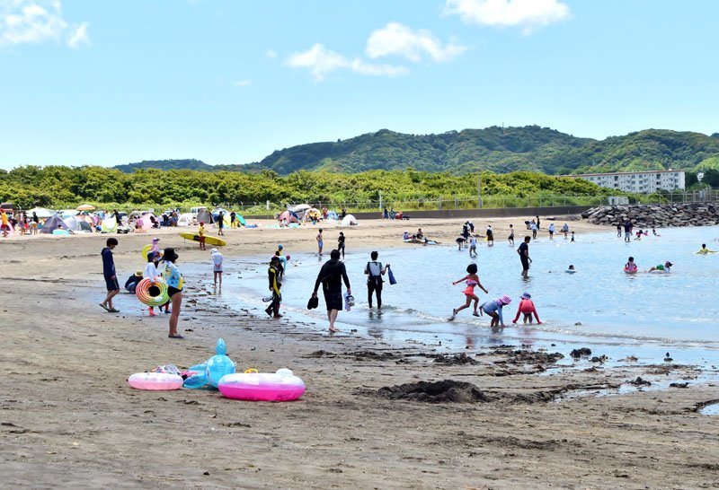 昨年、２年ぶりに開設された沖ノ島海水浴場で水遊びを楽しむ家族連れら＝２０２１年７月、館山市