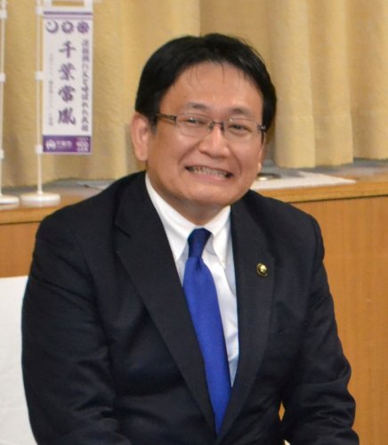 インタビューに答える神谷俊一市長