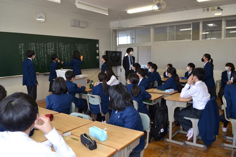 ４月に入学した１年生の授業の様子。生徒自らテーマを設定して調べ学習を行うなど特色ある授業を行う＝千葉市美浜区
