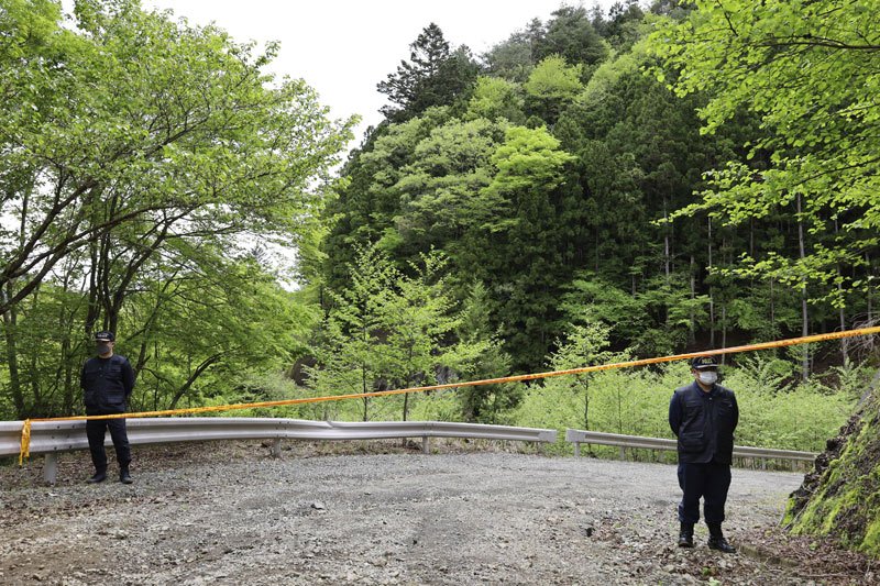 規制線が張られた現場周辺＝４月２７日、山梨県道志村（共同）
