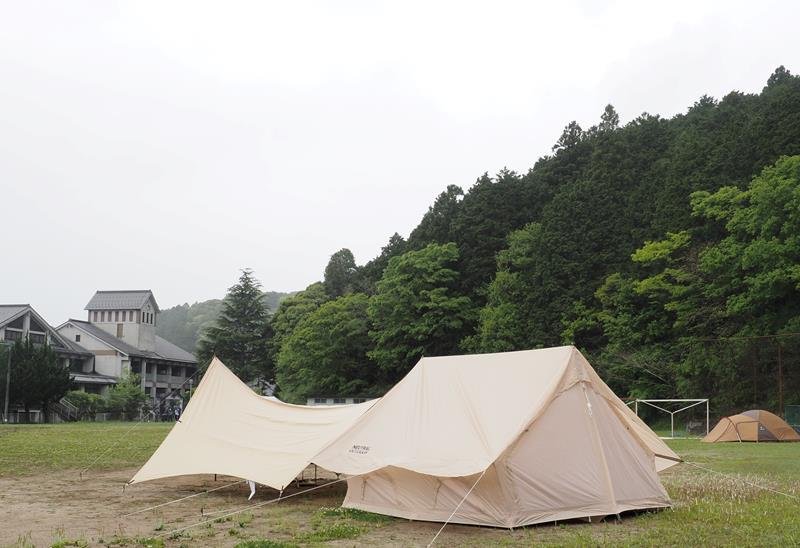 テントが張られた旧亀山中のグラウンド（左後ろは校舎）
