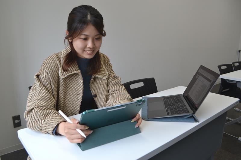 医師を目指し、課題に取り組む千葉大医学部２年の中本真緒さん＝千葉市中央区
