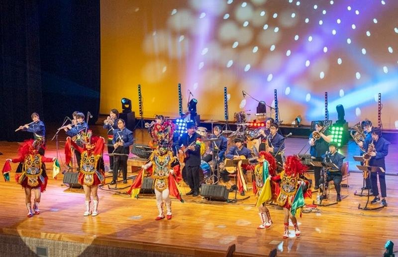 多古高校の吹奏楽部の部員とアーティストらがカーニバルの曲を演奏し会場を盛り上げた（鈴木咲希さん提供）
