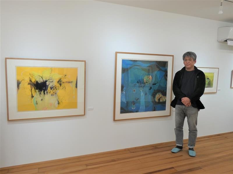 約１０年間の代表的な作品を出展した武藤さん＝長柄町の夏庭

