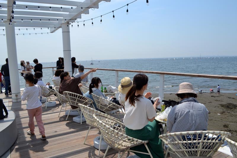 ウッドデッキから海を眺める来園者＝５日、千葉市美浜区の稲毛海浜公園