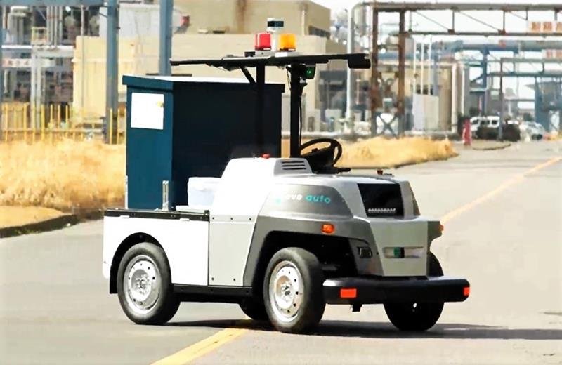 プライムポリマー姉崎工場内を自動運転で走行する「イヴオート」の車両（同社提供）