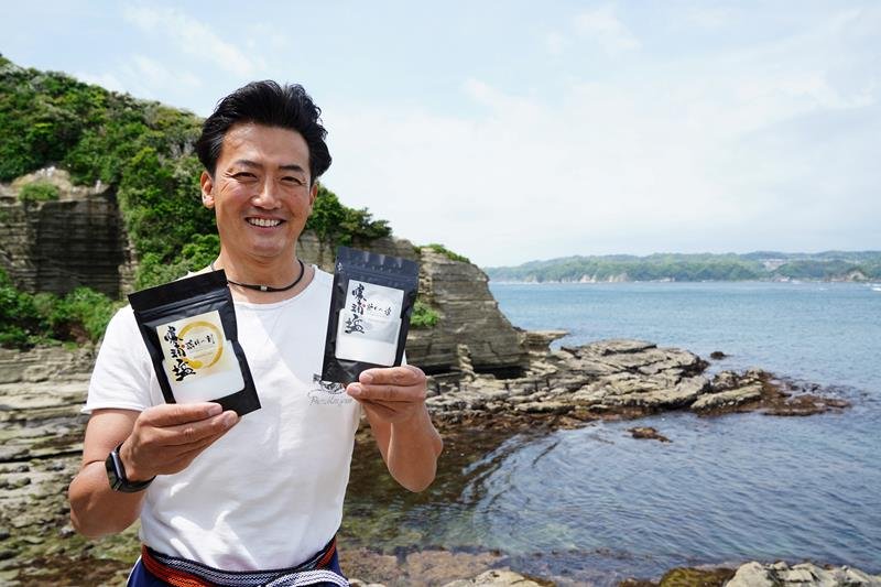 完成した勝浦塩を手にする田井代表＝勝浦市鵜原
