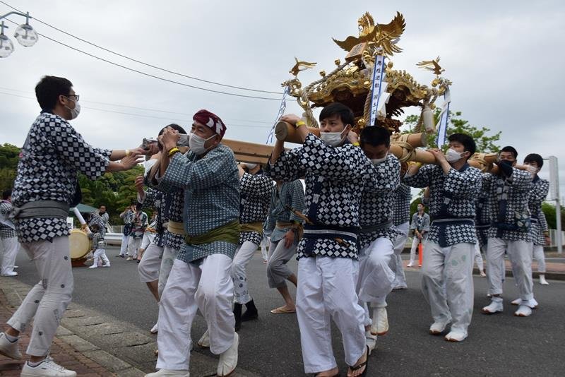 ３年ぶりに行われたみこし渡御＝１５日、匝瑳市