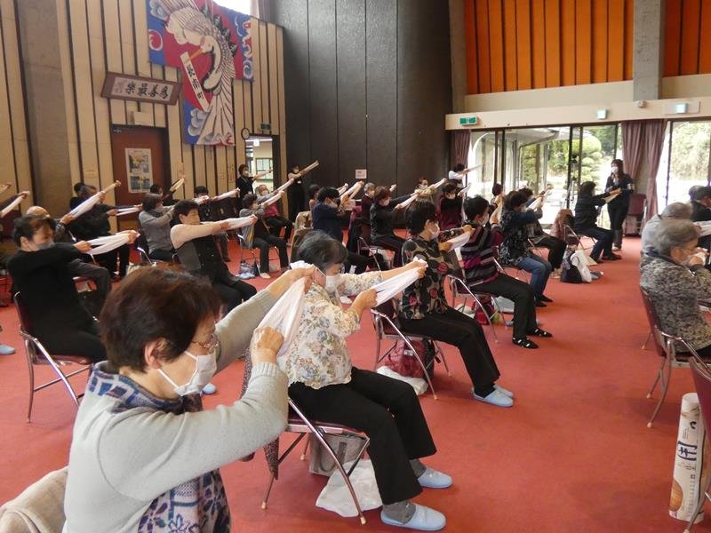 認知機能を高める運動を体験する高齢者＝長南町中央公民館
