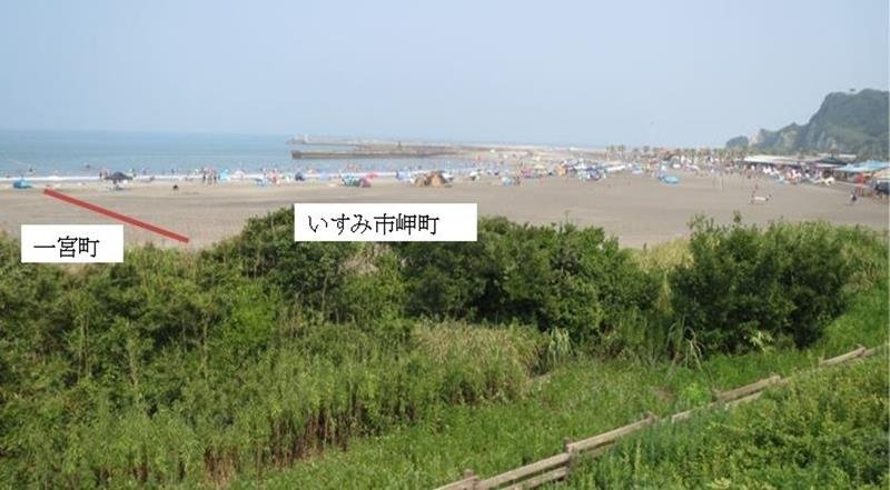 境界争いのあった九十九里浜最南端（現在の太東海水浴場）※境界線と市町名は筆者が写真に記入
