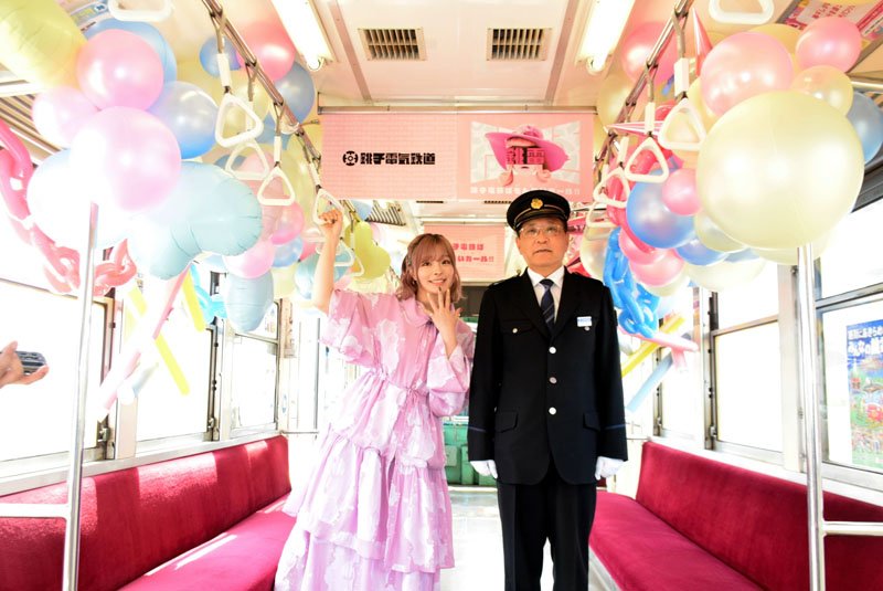 きゃりーぱみゅぱみゅさん、銚子電鉄コラボ電車に初乗車　グッズ売上で駅舎改修も　【会員向け動画あり】