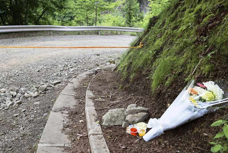規制線近くに供えられた花＝２０日午前、山梨県道志村（共同）