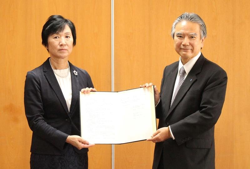 協定書を手にする田中教育長（左）と川並学長＝流山市提供
